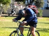 Une pie attaque un cycliste
